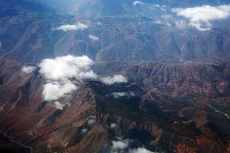 青藏高原的山脉背景图片