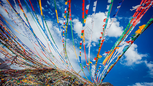 飘扬旗西藏的天空背景