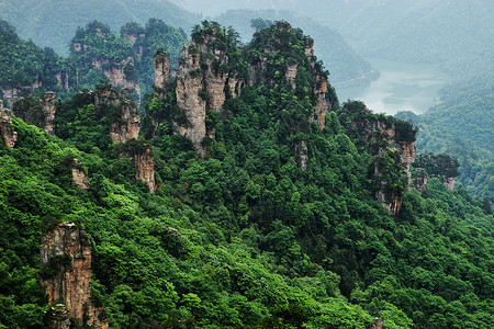 林立山峰陡峭的悬崖高清图片