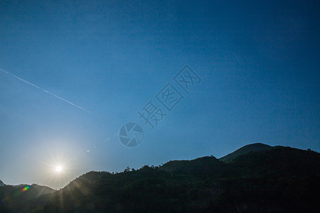 夜晚日落山脉风景图片