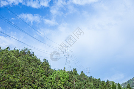 清新自然山上电塔蓝天白云背景背景图片