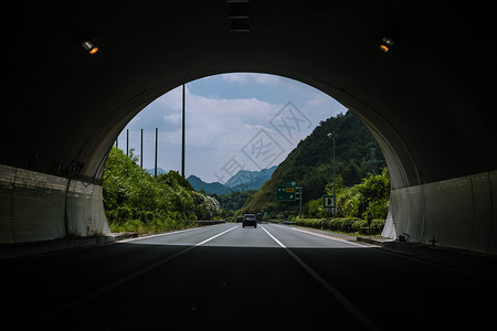 远行出隧道前文艺公路风景高清图片
