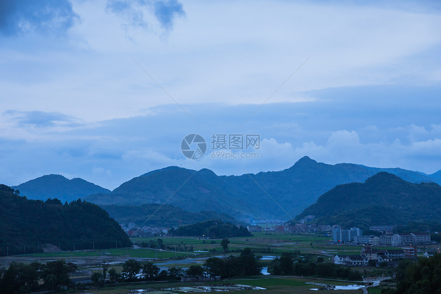 大气山脉依山城镇夜晚风景图片