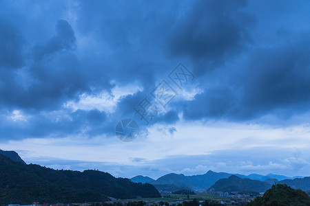 大气山脉依山城镇夜晚风景高清图片