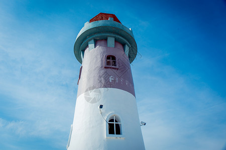 蓝天下的灯塔背景图片