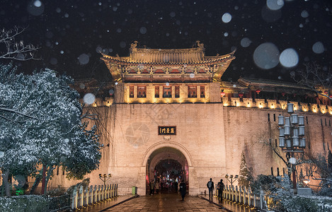 夜幕下的雪中丽景门图片