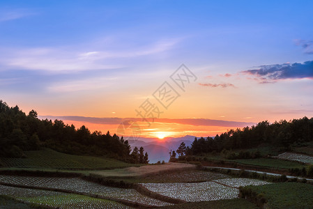 春天时光山里的夕阳背景