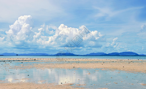 海滩手绘蓝天白云下的海滩背景