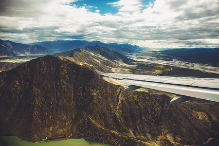 民航客机飞跃雅鲁藏布江大峡谷背景
