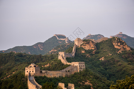 日落的长城砖墙绵延高清图片