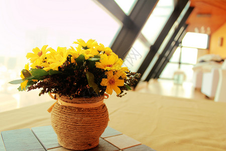 黄色的花盆桌上的雏菊仿真花背景