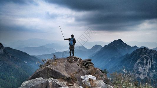 转山登山的人背景