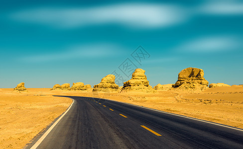 雅丹地貌中的公路背景图片