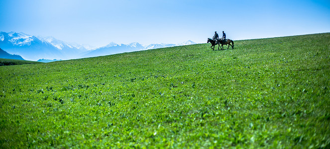 草原骑马图片