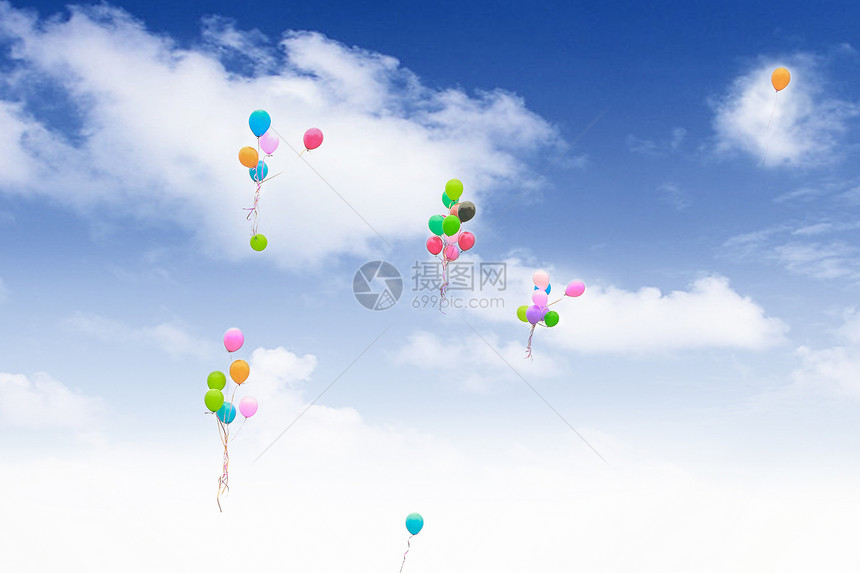 蓝天白云-飞起的气球图片
