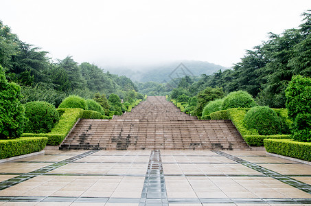 雨后雾气弥漫的大蜀山图片