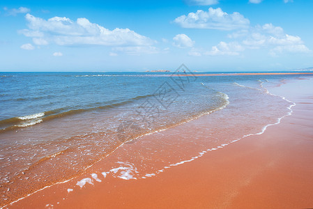 蓝天白云海浪滩涂背景图片