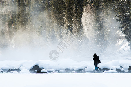 雪中悍刀行喀纳斯冬景雾气背景