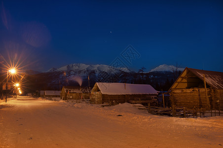 下雪路灯喀纳斯村凌晨背景