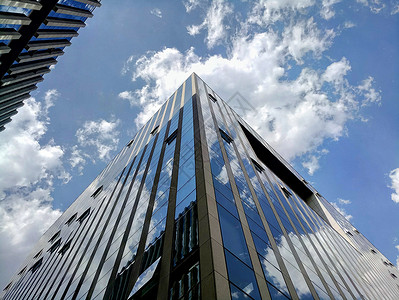 建筑商业楼蓝天白云下的商业写字楼背景