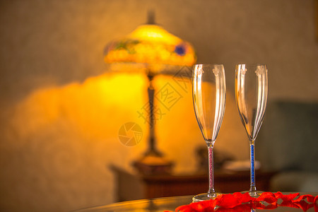 香槟杯香槟玫瑰花瓣高清图片