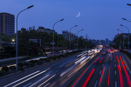 夜景的桥上交通图片