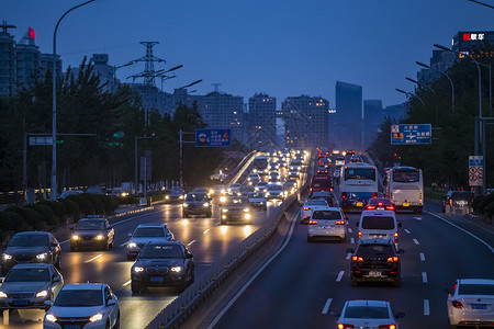 桥上的灯光夜景的桥上交通背景