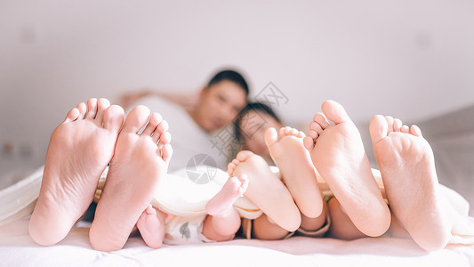家庭亲子宝宝和妈妈睡觉高清图片