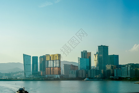 澳门-临海的蓝天与城市背景图片