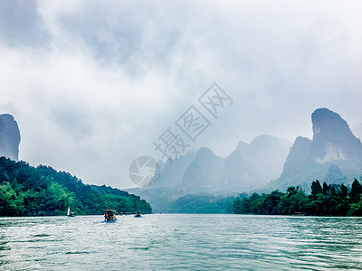 云海中的小船与少年插画桂林山水甲天下-漓江的山水与天空背景