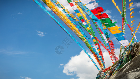 西藏蓝天下的经幡高清图片