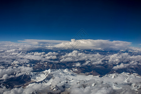 俯瞰连绵的雪山和天空图片