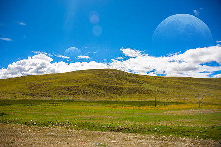 太阳与月亮蓝天、月球与草地背景