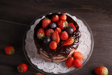 烘焙黄油巧克力淋面草莓蛋糕背景