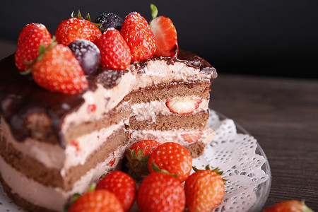 巧克力淋面草莓蛋糕背景图片