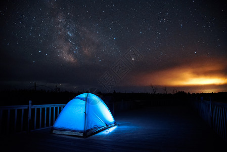 夜晚路银河下露营背景