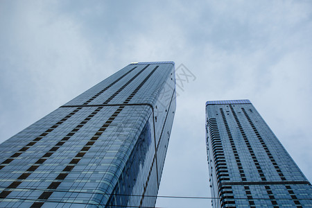 天空下的城市高楼背景图片