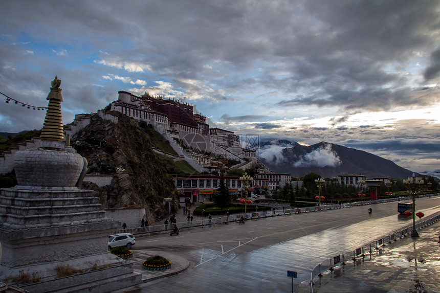 蓝天下的西藏布达拉宫图片