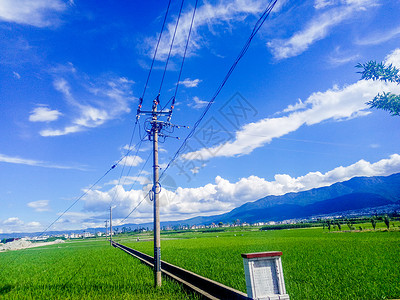 乡村道路电源线云南大理的蓝天白云背景