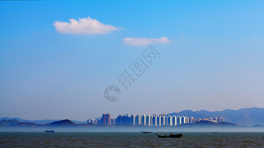 蓝天白云深圳湾眺望香港图片