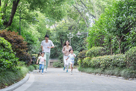 带妈妈去尝新年轻父母带孩子小区散步运动背景