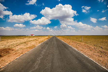 草原的公路图片