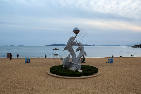 海豚雕塑青岛第一海水浴场背景