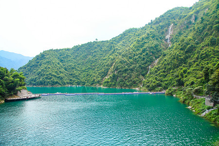 高山流水成碧湖背景