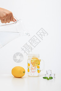 桌面水滴倒柠檬水背景