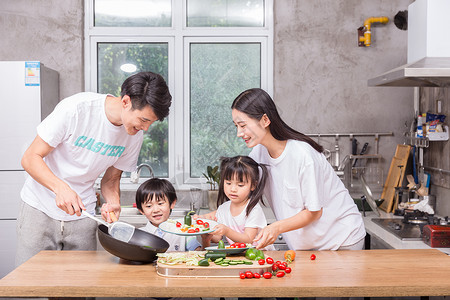爸爸妈妈和孩子一起在厨房做菜生活高清图片素材