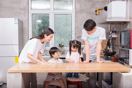 勤劳的儿童孩子学习帮助父母做家务擦桌子背景