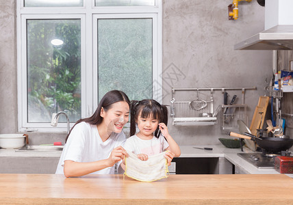 勤劳的儿童孩子学习帮助父母做家务擦桌子背景