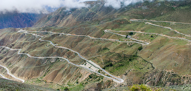 七十二拐山脉上的公路背景