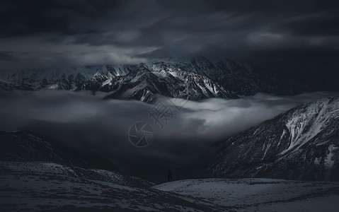 人往高处走贡嘎雪山背景